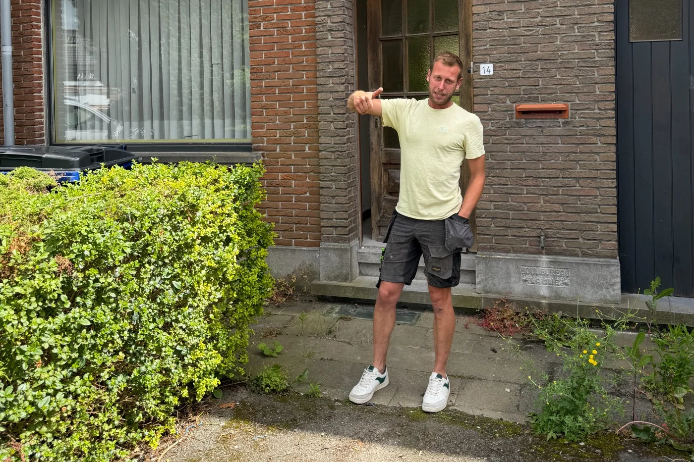 Tevreden verkoper voor de verkochte woning in Deerlijk