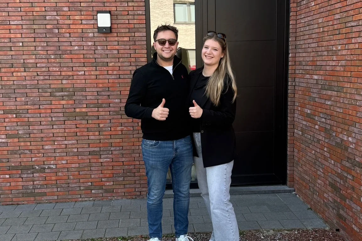Tevreden verkopers met duim omhoog voor hun verkochte woning in Vichte